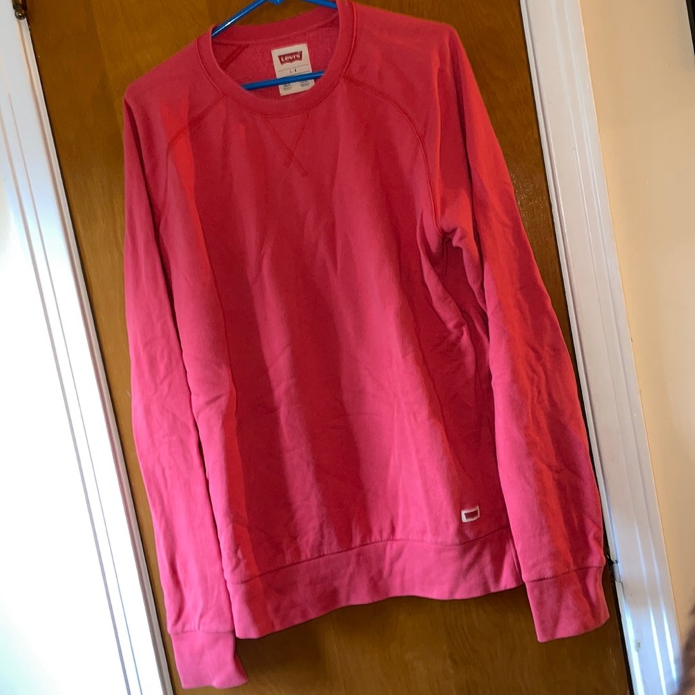 L Levi’s crewneck sweatshirt